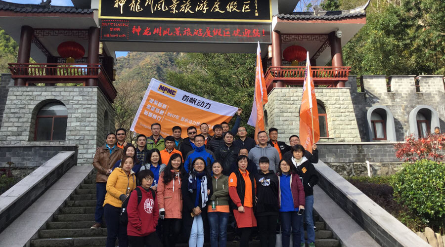 首帆登高赏秋景，青山绿水任我行