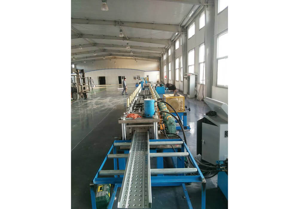 Pedal roll forming machine