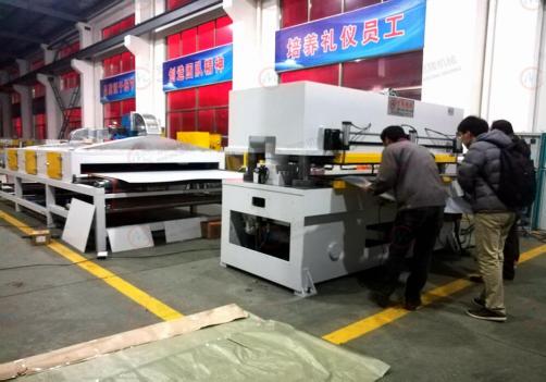 Automatic cutting machine for packing hollow board