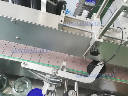 Single-sided adhesive labeling application machines