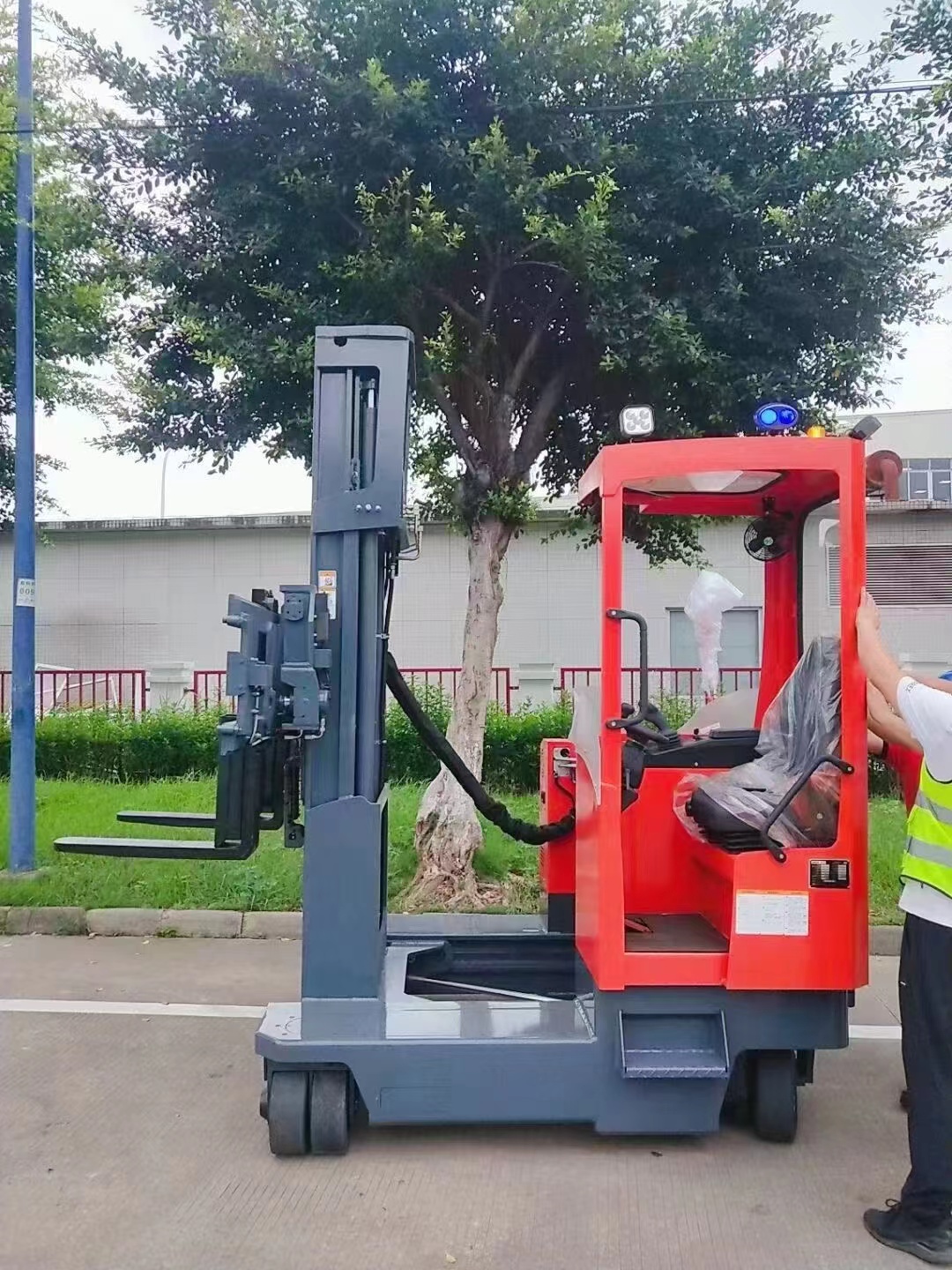 Electric multi-directional forklift