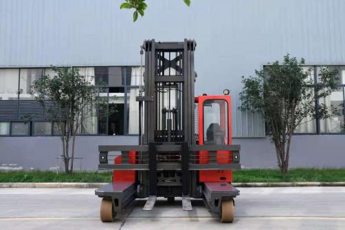 Electric multi-directional forklift