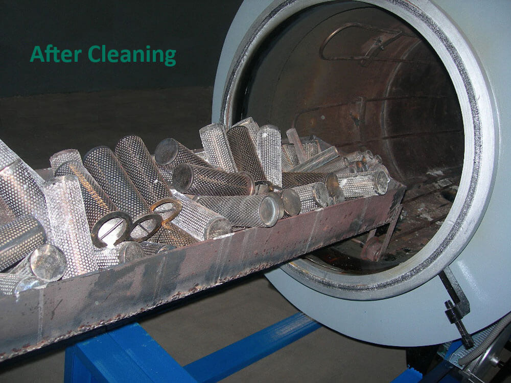 Vacuum calciner for cleaning spinneret polymers