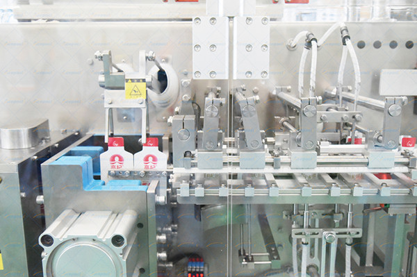Liquid packaging machine for packaging to create a good visual effect