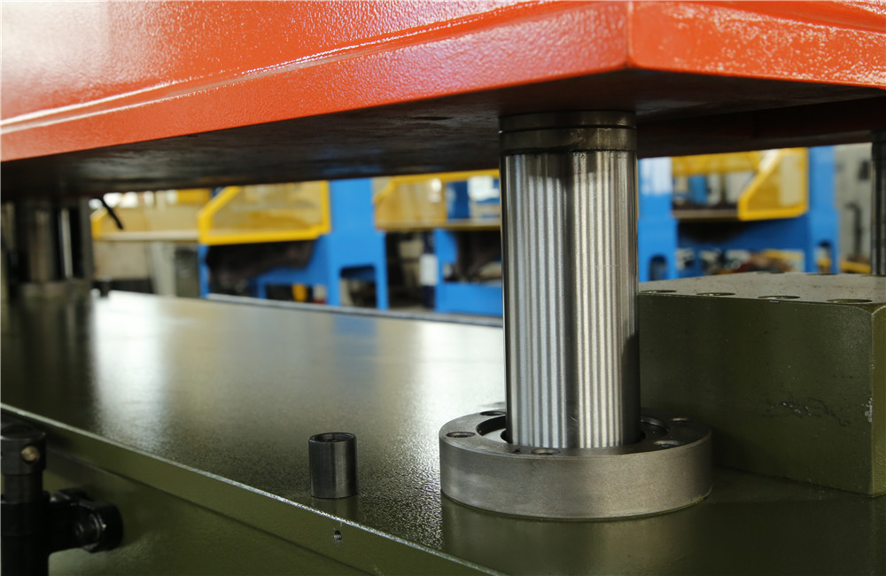 HSC Precise Four-Column Cutting Machine