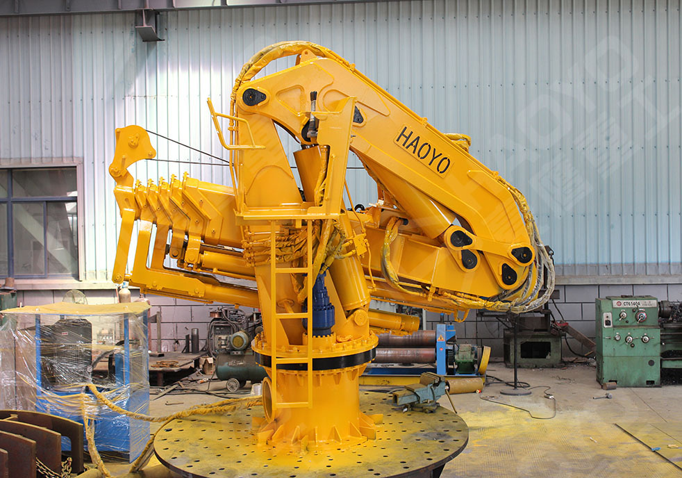 FOLDABLE MARINE CRANE