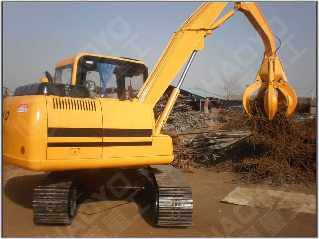 CRAWLER TYPE MATERIAL HANDLER CRANE