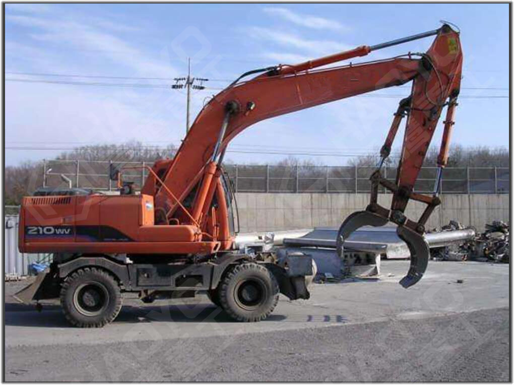 WHEEL- TYPE MATERIAL HANDLER CRANE