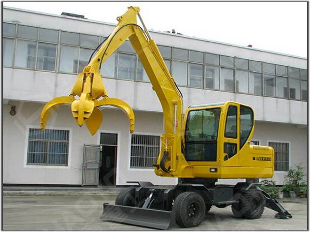 WHEEL- TYPE MATERIAL HANDLER CRANE