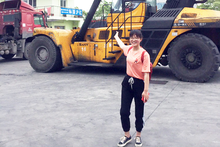On June 11th,our sales manager went to the port to check the spare parts before the shipment.