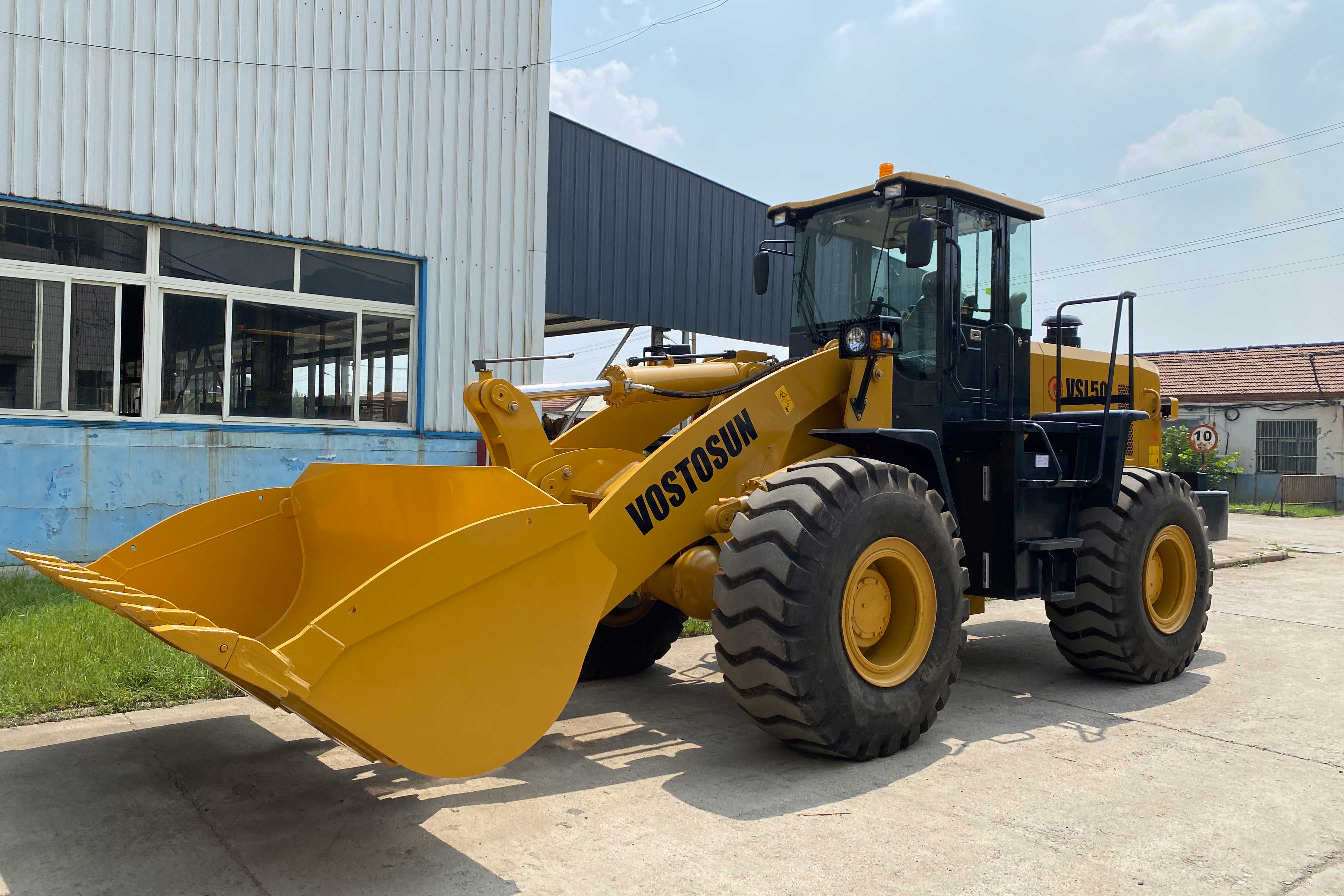 On August 28, 2020, VOSTOSUN’s wheel loader was tested ,then packed and transported to Ukraine.