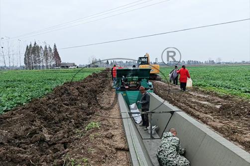 Trapezoid shape Drainage ditch lining machine