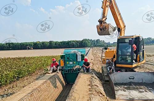 Trapezoidal channel anti-seepage forming machine