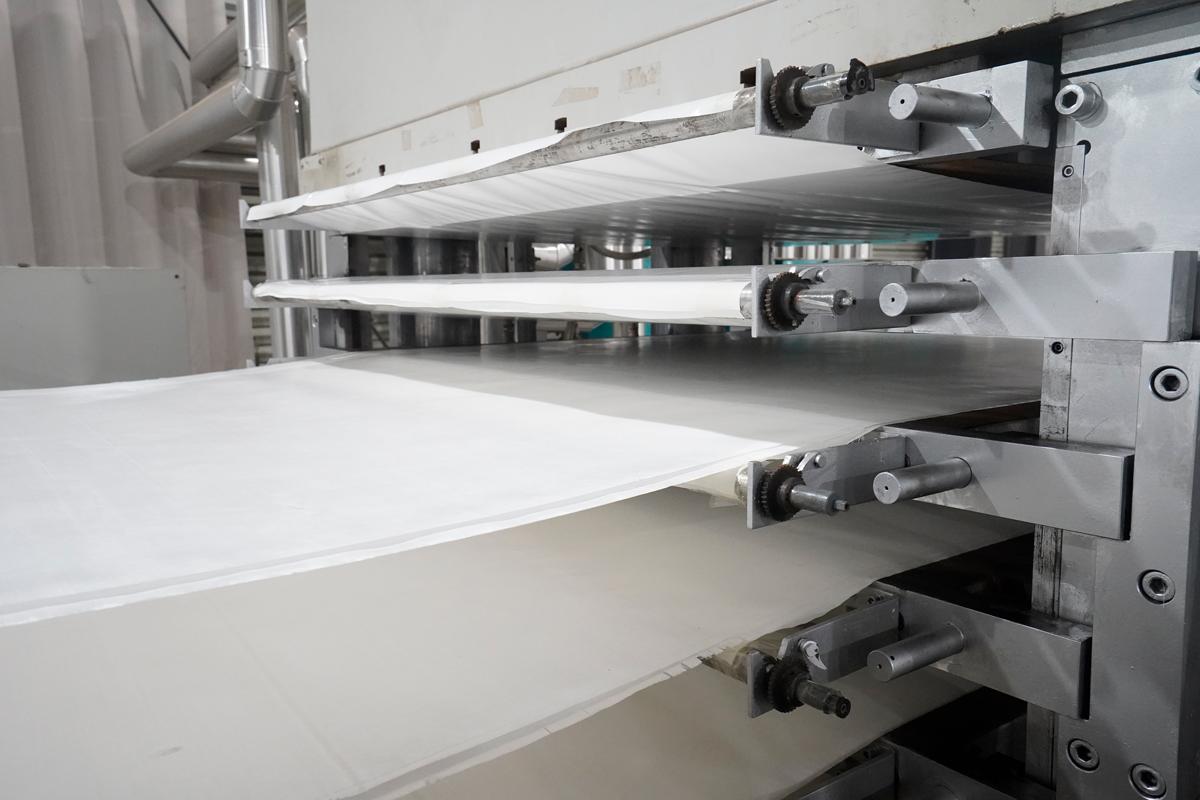 Multilayer vulcanizing press