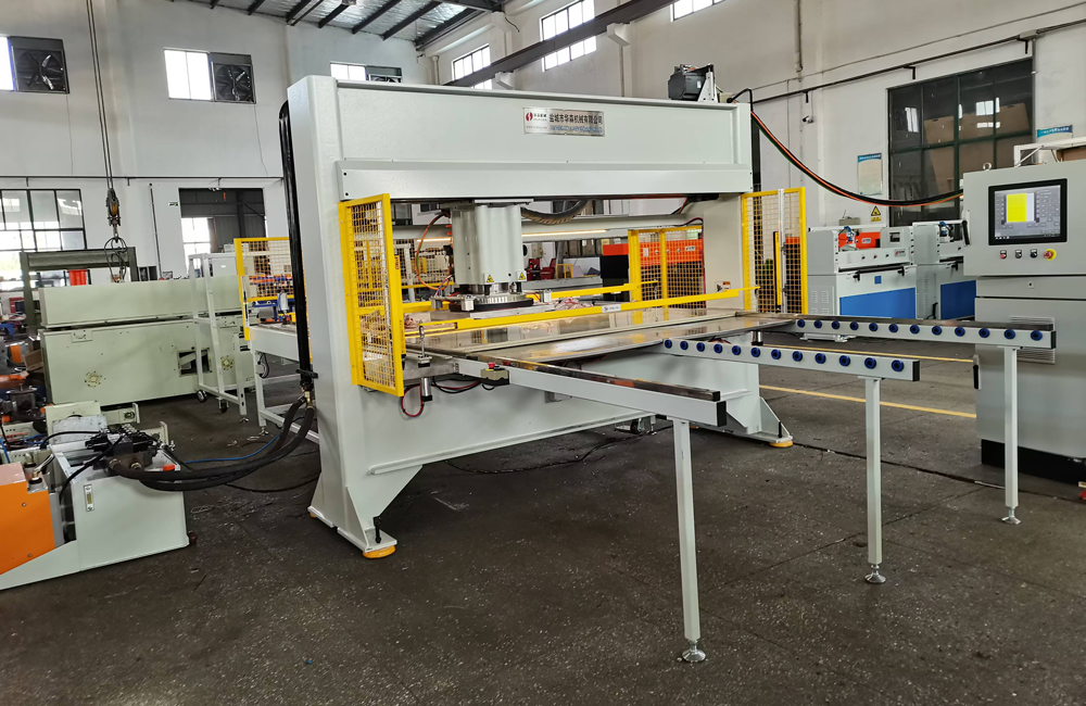 Automatic gasket cutting machine
