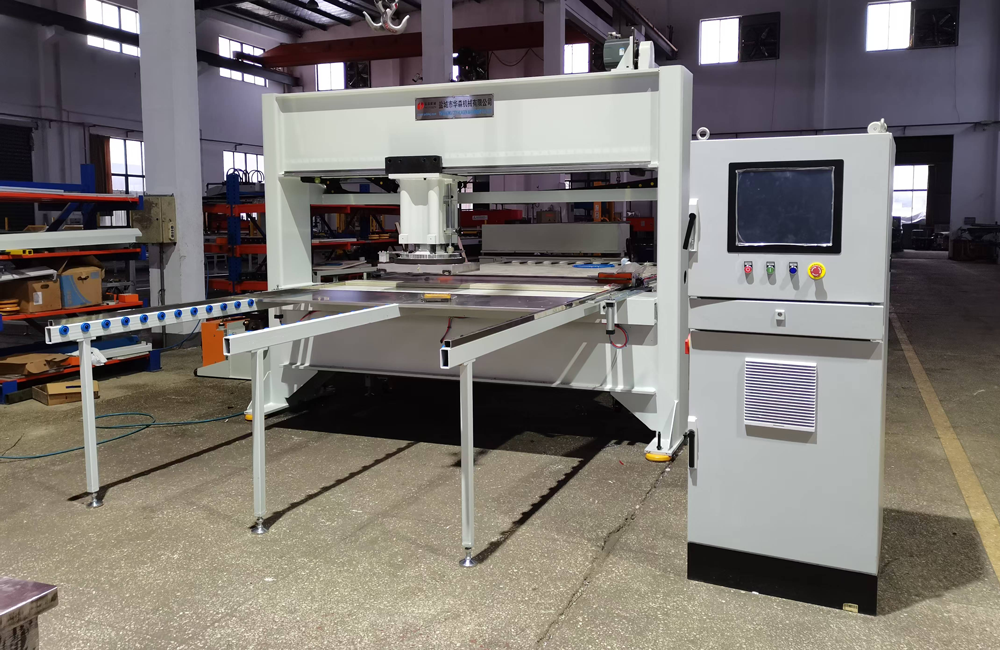 Automatic gasket cutting machine