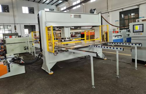 Automatic gasket cutting machine
