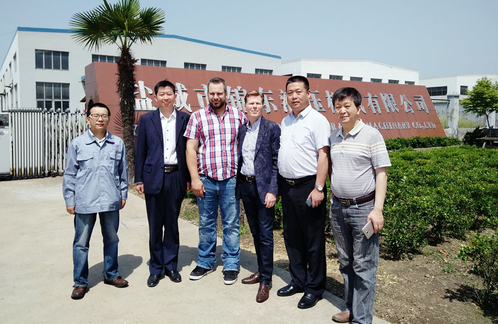 2016 American guests Sam visit the factory.