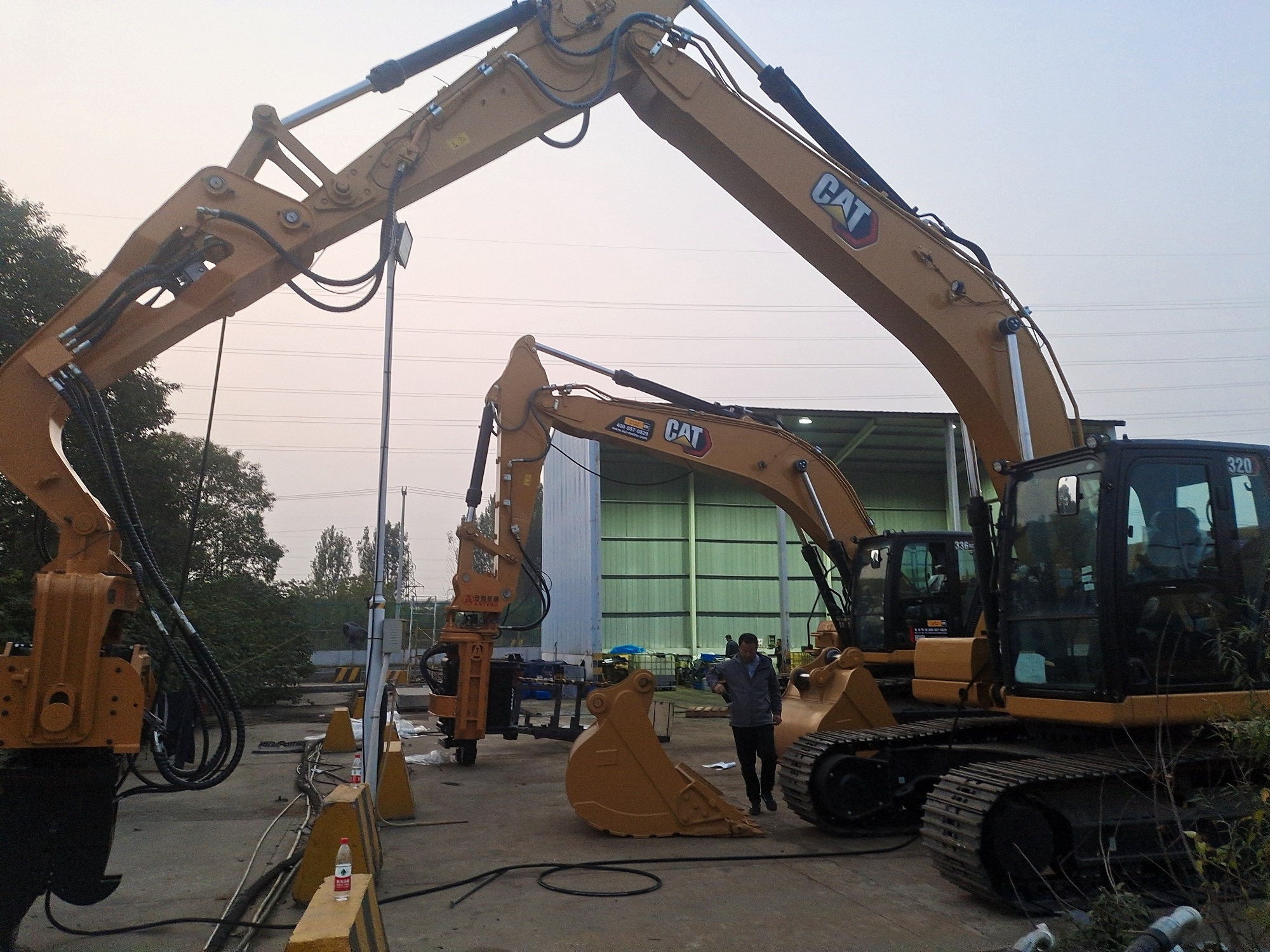 Anteng Excavator Side Grip Vibro Hammer Installed in CAT 336 exports to Madagascar