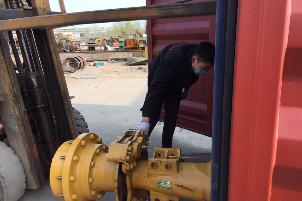 On April 1, 2020, the 5 tons wheel loader sold to Ghana arrives at the port.