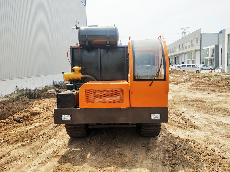 Anti-rollover design for the overall arrangement of small agricultural tracked transporters