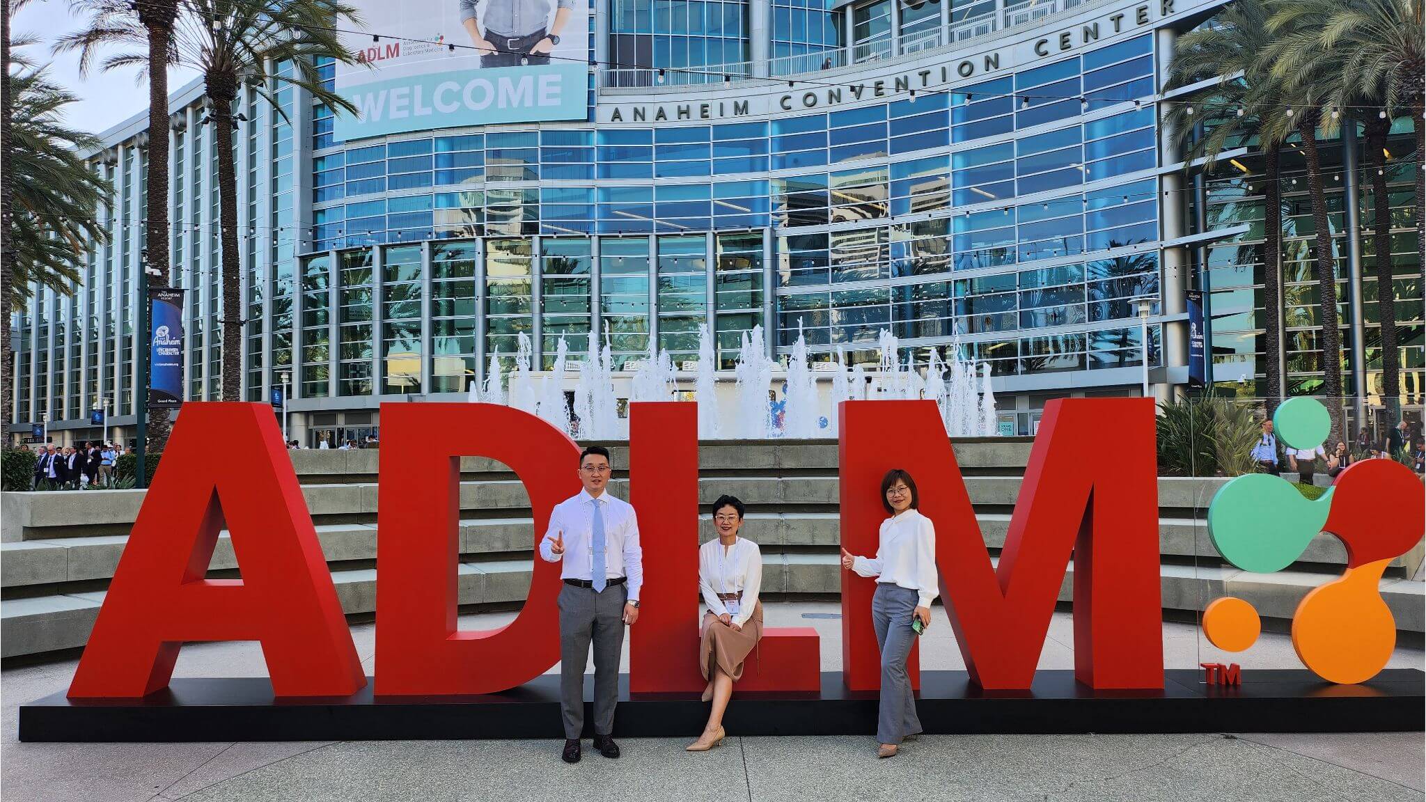 Mantacc Team in front of the ADLM logo