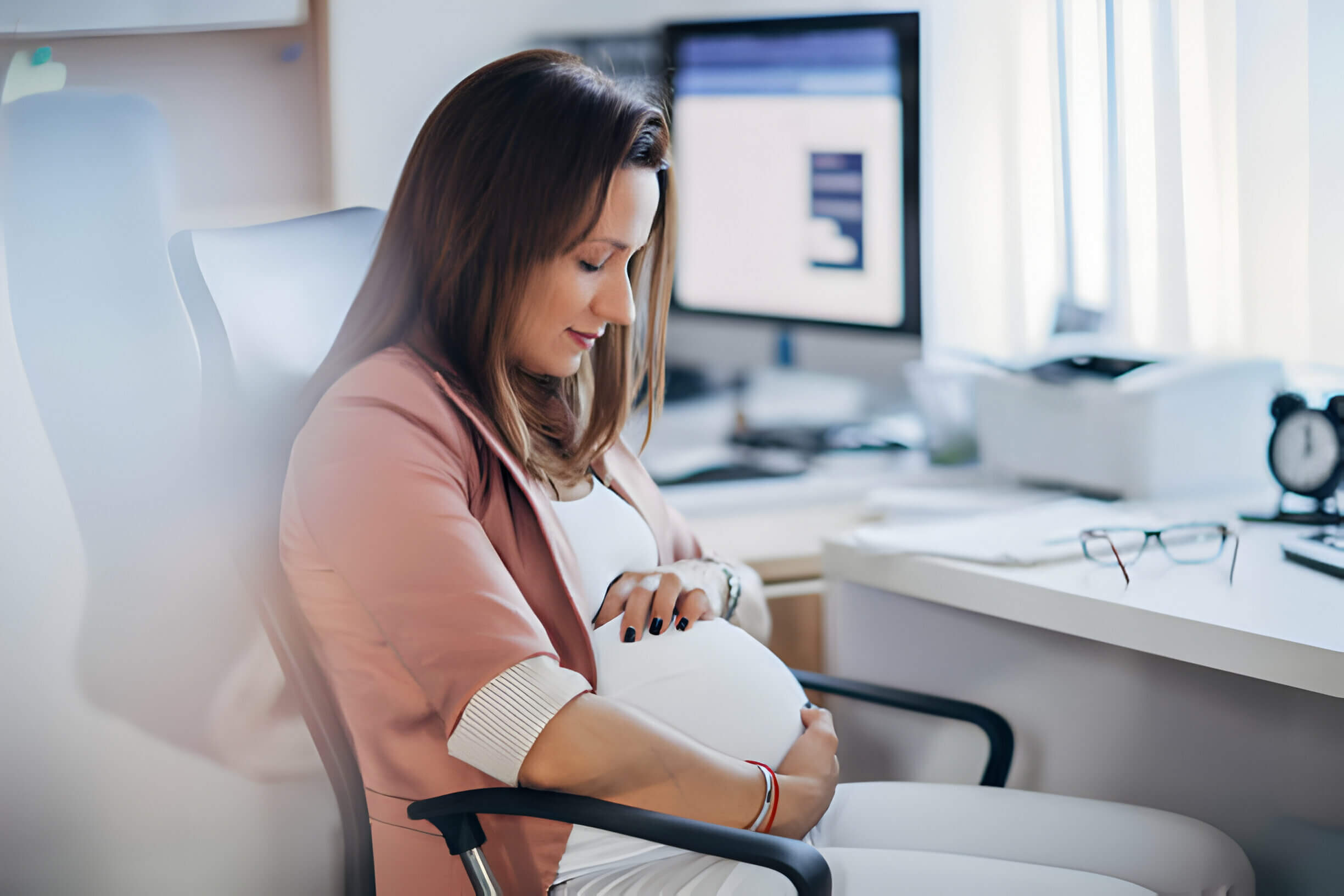 Pregnant businesswoman working in the office