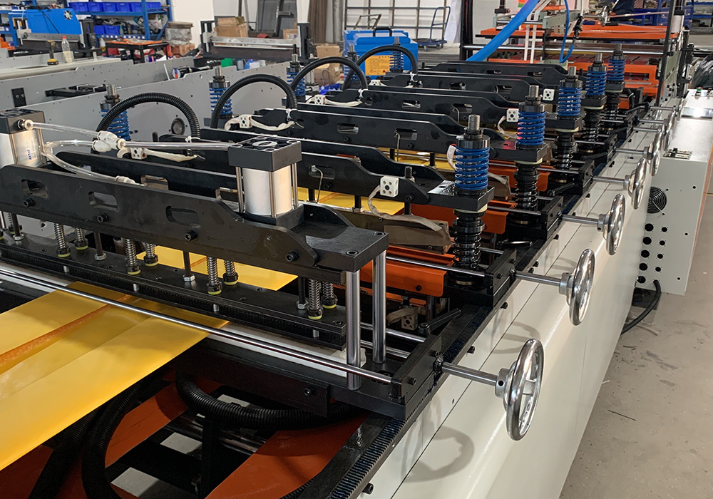 Kraft paper laminated padded envelopes bubble mailer making machine