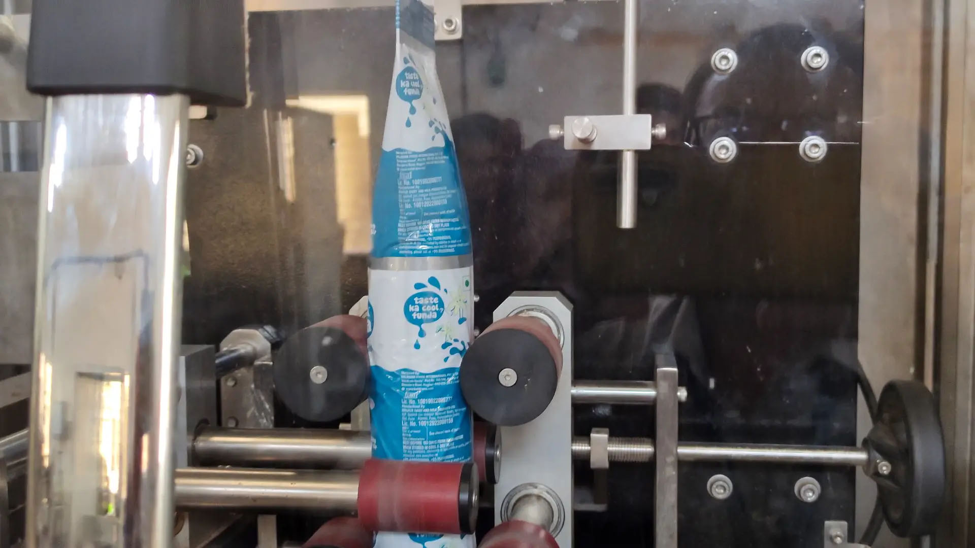 shrink sleeve machine of Pulling wheel