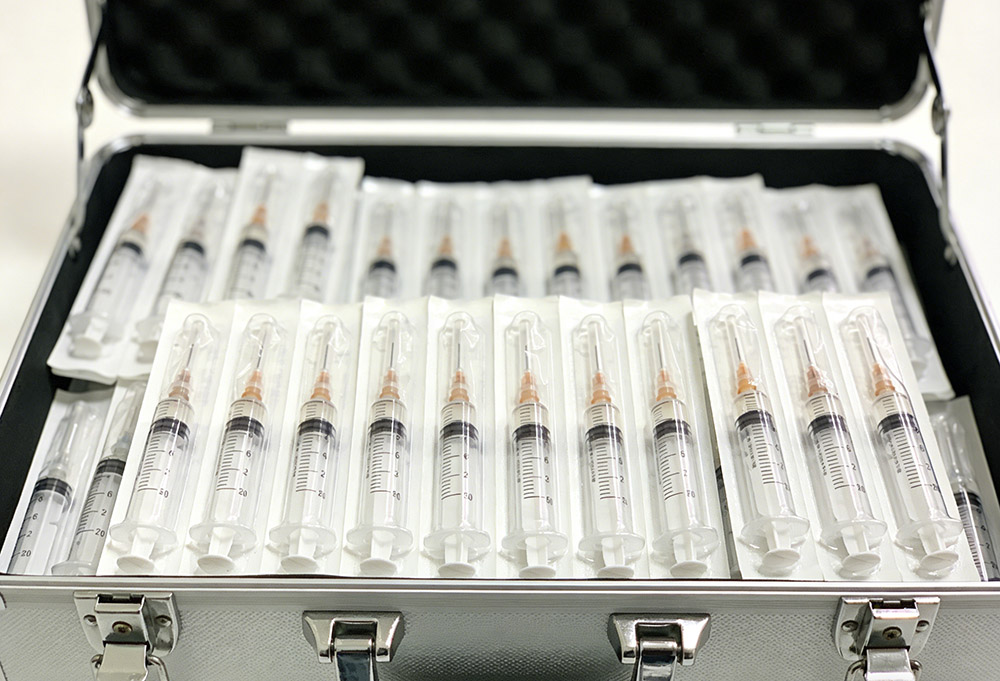 the syringe in the medical kit