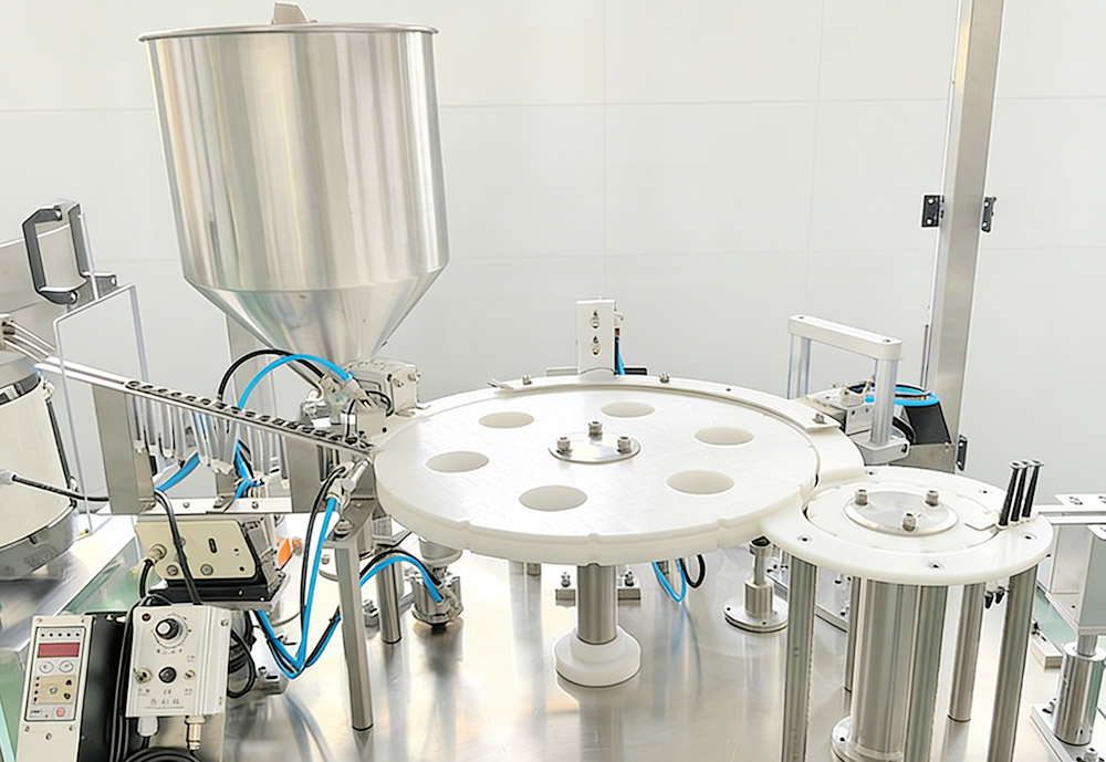 the syringe filling machine is running