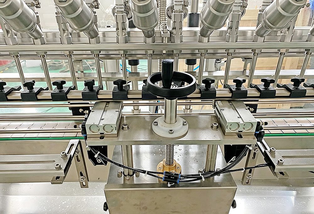 Sauce filling machine conveyor system