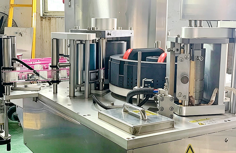 Hot melt labeling machine internals