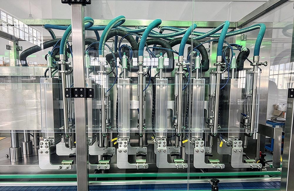 Piston sauce filling heads