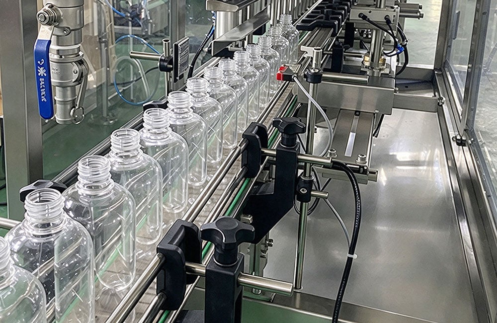 Sauce filling conveyor